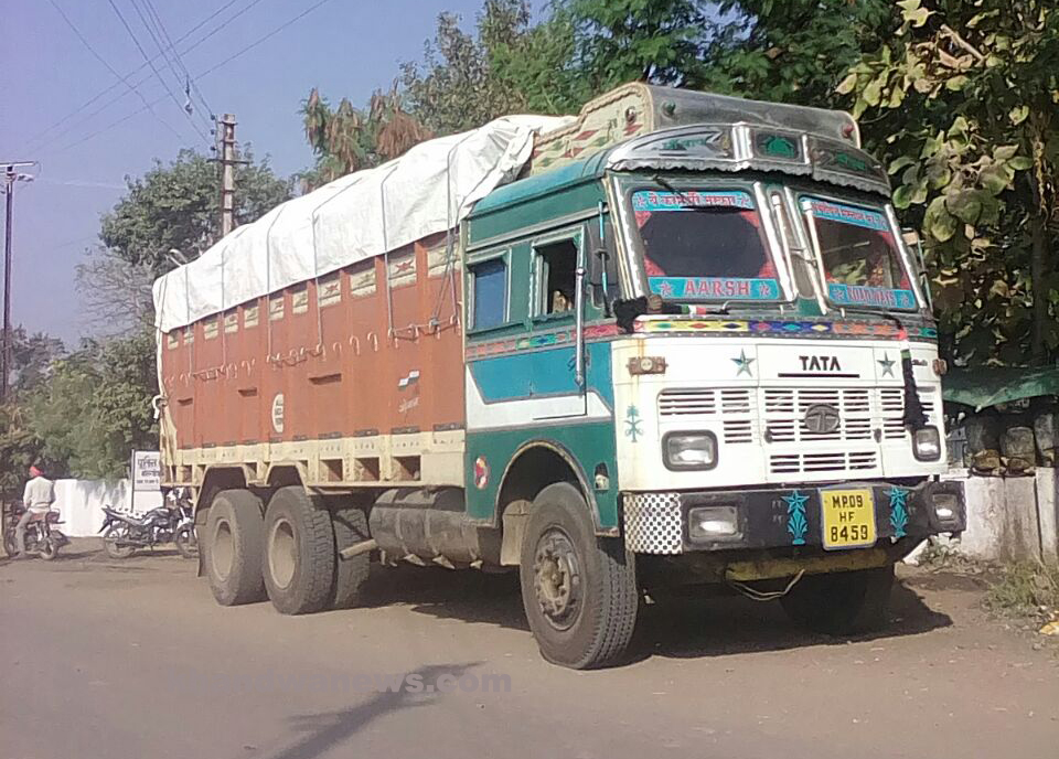 खंडवा से महाराष्ट्र कीओर जा रहा पीडीएस का चावल भरा ट्रक MP09  FH 8495  पकड़ा