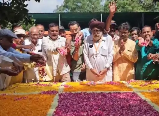 Khandwa: किशोर दा की पुण्यतिथि पर समाधिस्थल पहुंचे प्रेमी:दूध-जलेबी का भोग लगाया