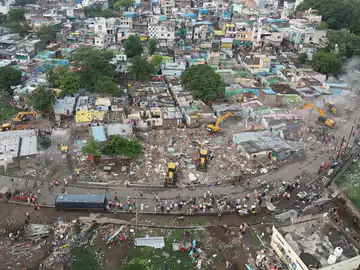 MP: खंडवा में शक्कर तालाब किनारे 137 मकानों पर चला बुलडोजर