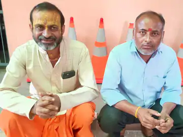 कलेक्टर ने ओंकारेश्वर में पटवारियों से स्टिंग कराया:वीआईपी दर्शन कराने वसूली करते मिले पुजारी, होमगार्ड जवान; सस्पेंड