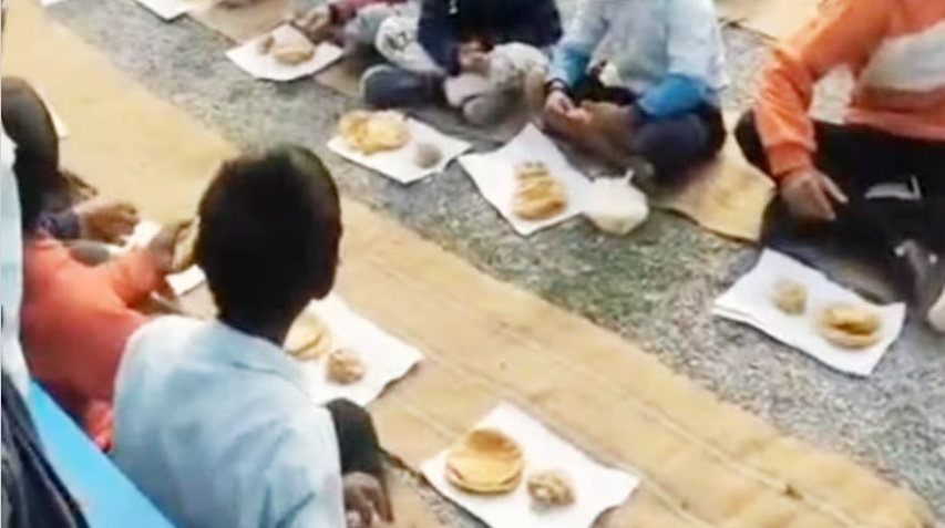 MP News: थाली नहीं तो रद्दी कागजों पर परोस दिया हलवा-पूड़ी, गणतंत्र दिवस पर शर्मसार हुई शिक्षा व्यवस्था