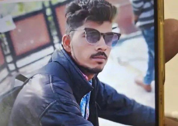 जानलेवा साबित हुआ सांप का रेस्क्यू: सर्पमित्र को डंसा, खुद अस्पताल पहुंचा पर नहीं बची जान